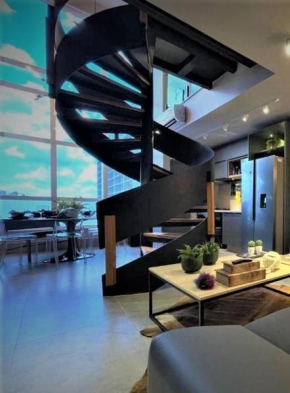 APARTAMENTO Duplex Manhattan com 3 Suites, Casal, Solteiro e Office